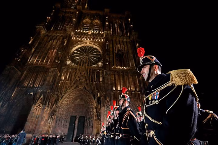 Lính gác của Pháp bên ngoài Nhà thờ Strasbourg, Pháp, trong buổi lễ kỷ niệm ngày 4/11/2018.