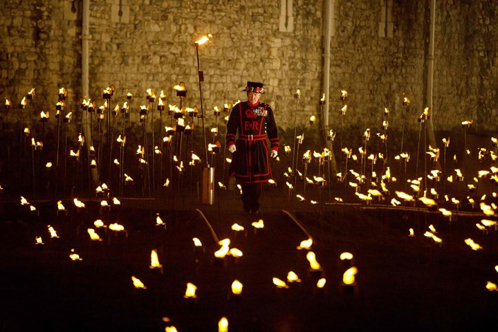Yeoman Warders, được biết đến với tên gọi Người canh gác tháp London, thắp hàng nghìn ngọn nến trong hào khô ở Tháp London ngày 4/11.