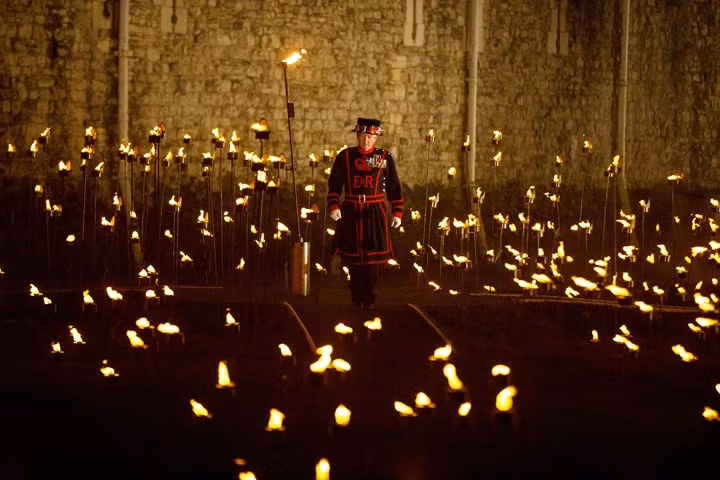 Yeoman Warders, được biết đến với tên gọi Người canh gác tháp London, thắp hàng nghìn ngọn nến trong hào khô ở Tháp London ngày 4/11.