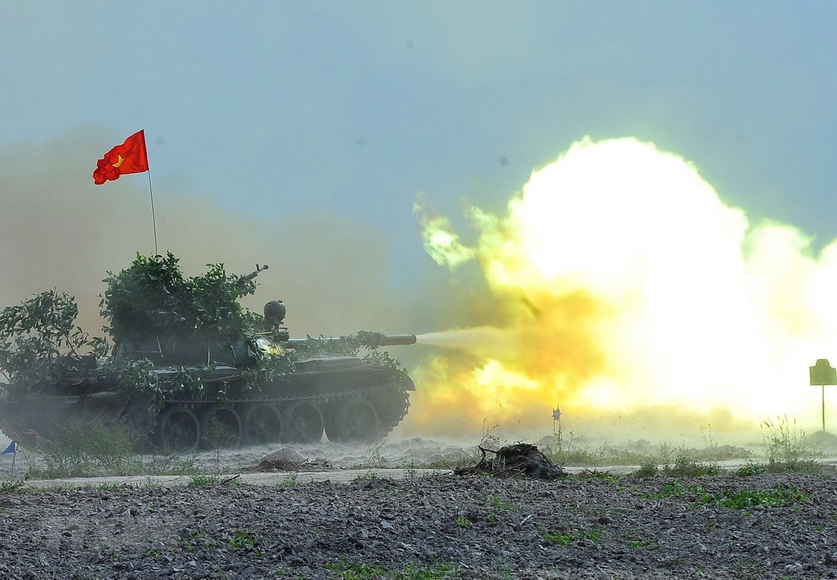 Ở thời điểm hiện tại khi mà những chiếc xe tăng T-90S/SK của Việt Nam chỉ mới vừa được phía Nga bàn giao và chưa sẵn sàng trực chiến, thì “xương sống” của tăng thiết giáp Việt Nam vẫn là dòng xe tăng T-54/55. Và để đảm bảo khả năng tác chiến của những chiếc xe tăng hơn 60 năm tuổi này luôn trong tình trạng sẵn sàng chiến đấu cao nhất không phải là điều dễ dàng. Nguồn ảnh: Trọng Đức/TTXVN.