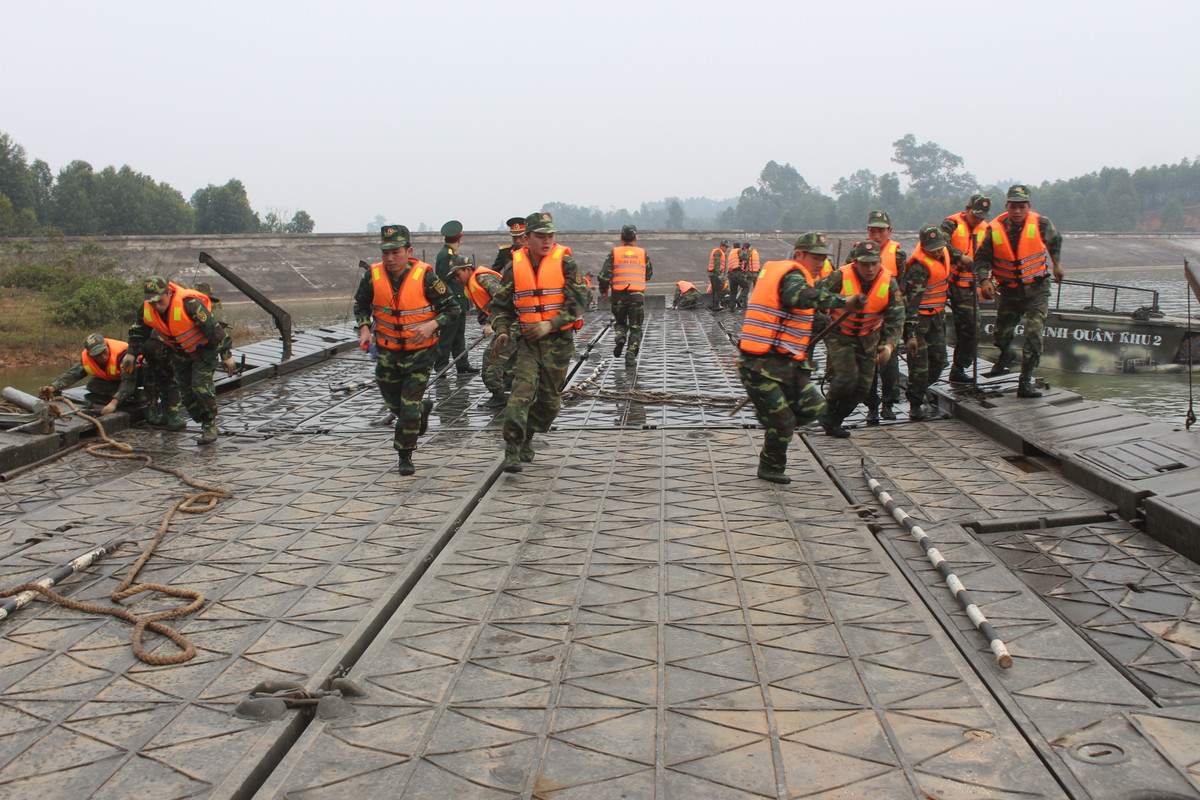 Do đó có thể thấy cầu phao tự hành và phà tự hành đóng vai trò đặc biệt quan trọng trong nhiệm vụ giúp các đơn vị tăng thiết giáp hay bộ binh vượt chướng ngại nước trong quân đội ta, mà trong số đó có cả những chiếc xe tăng T-55. Nguồn ảnh: Hùng Cường/TTO.