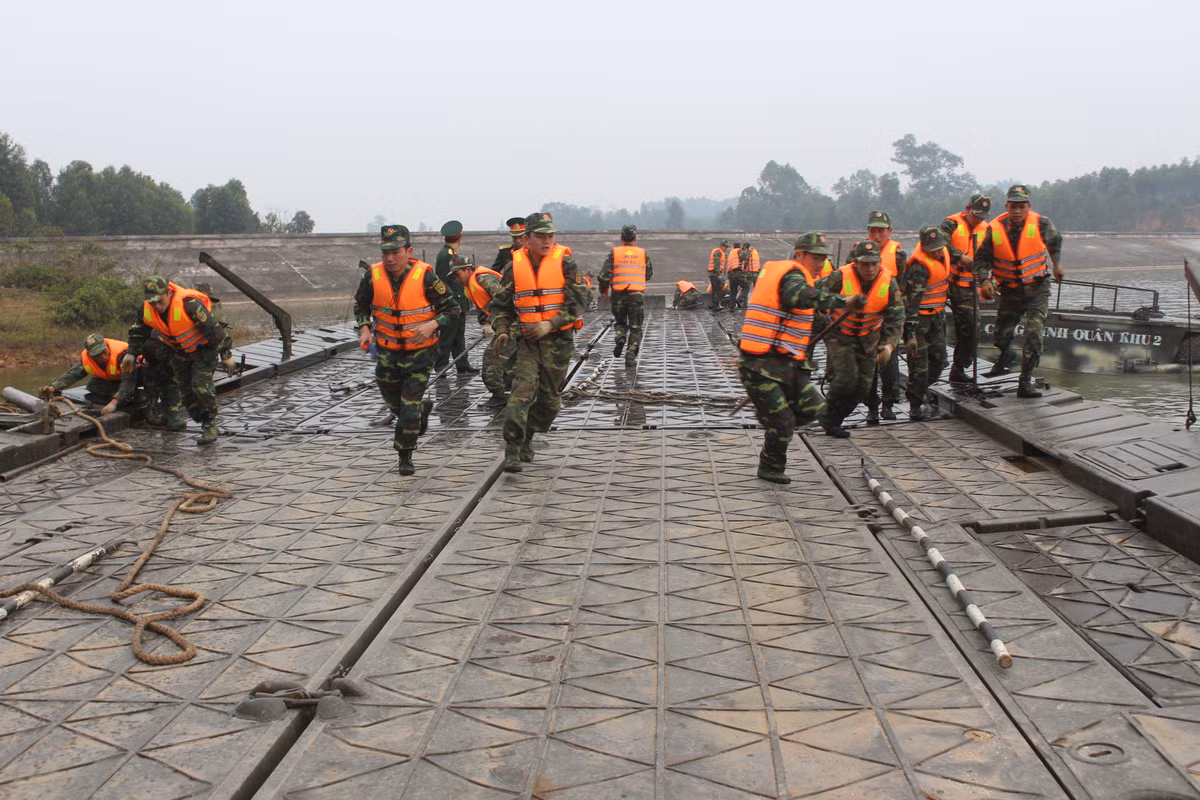 Do đó có thể thấy cầu phao tự hành và phà tự hành đóng vai trò đặc biệt quan trọng trong nhiệm vụ giúp các đơn vị tăng thiết giáp hay bộ binh vượt chướng ngại nước trong quân đội ta, mà trong số đó có cả những chiếc xe tăng T-55. Nguồn ảnh: Hùng Cường/TTO.