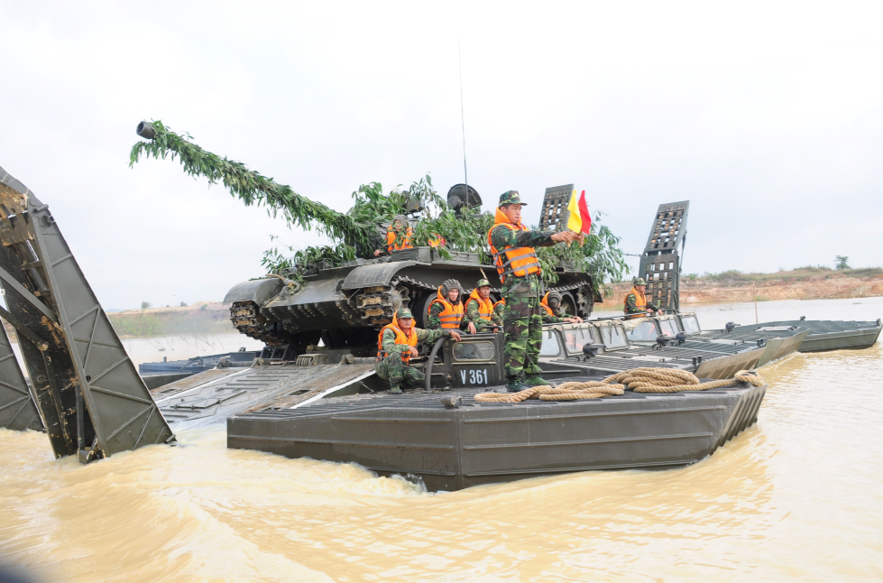 GSP có tải trọng giới hạn 52 tấn. Trọng lượng phà không tải vào khoảng 34,6 tấn. Phà có chiều dài 12m, có chiều rộng khi mở thuyền 12,63m, chiều rộng khi mở vệt cầu là 21,54m và sức nổi khi có tải của phà đạt 52 tấn. Ảnh: Hai xe phà tự hành GSP được ghép lại để vận chuyển một chiếc xe tăng T-54 có trọng lượng khoảng 36 tấn vượt sông. Nguồn ảnh: Báo Quân khu 7.