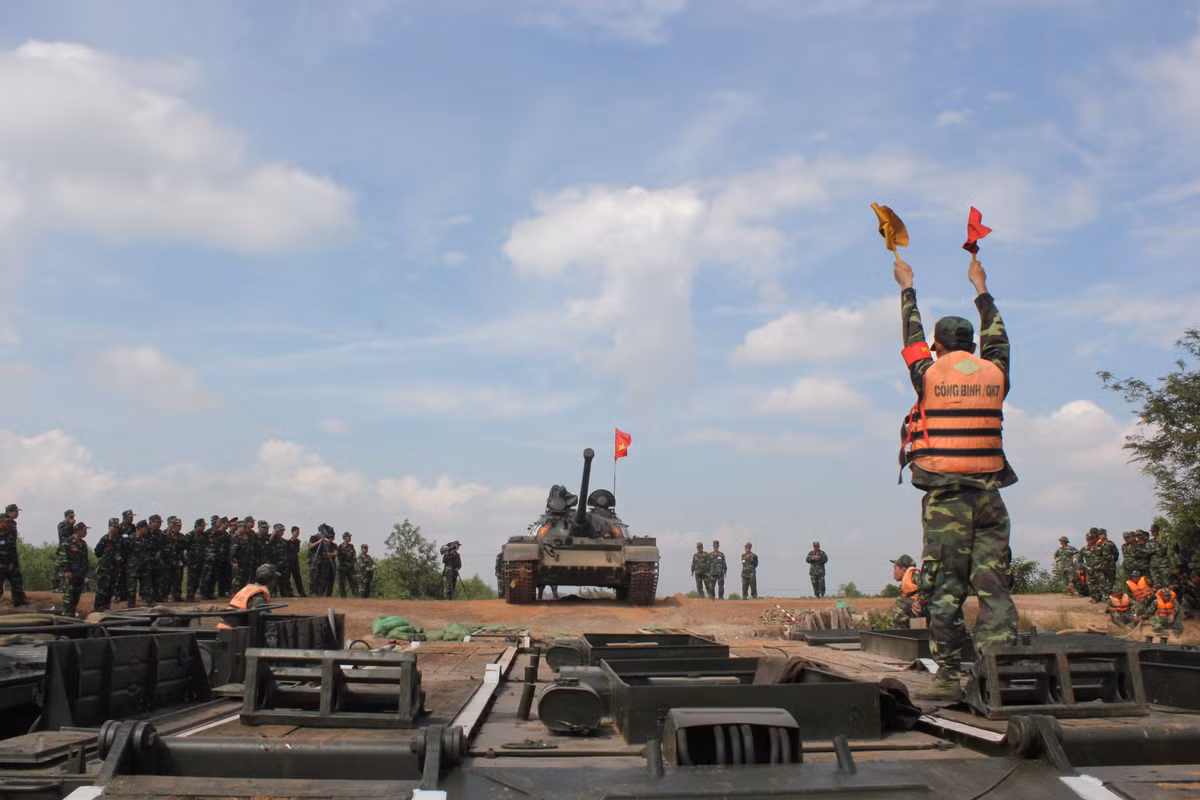 Trong biên chế Quân đội Việt Nam hiện tại, mẫu phương tiện công binh được sử dụng để vận chuyển xe tăng T-55 vượt sông phổ biến nhất vẫn là phà tự hành GSP, kế đến còn có cầu phao tự hành PMP. Dù chỉ có thể vận chuyển mỗi lần một chiếc xe tăng T-55 thế nhưng GSP được đánh giá ưu việt hơn PMP trong điều kiện hành quân đòi hỏi sự cơ động, đảm bảo bí mật và trong thời gian ngắn, giúp các đơn vị tăng thiết giáp tạo được ưu thế bất ngờ trước đối phương. Nguồn ảnh: Hùng Cường/TTO.