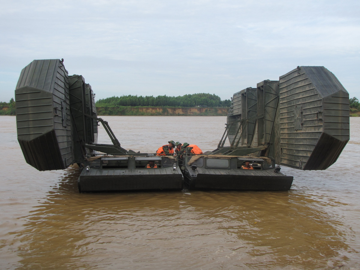 Theo đó các phương tiện cơ giới công binh này được thiết kế để giúp các đơn vị tăng thiết giáp hay cả bộ binh cơ giới vượt qua các chướng ngại nước nhanh hơn và an toàn hơn. Bản thân các phương tiện này cũng có thể vận chuyển cùng lúc nhiều loại phương tiện khác nhau từ xe tăng, xe bọc thép cho đến các phương tiện cơ giới. Nguồn ảnh: Hùng Cường/TTO.