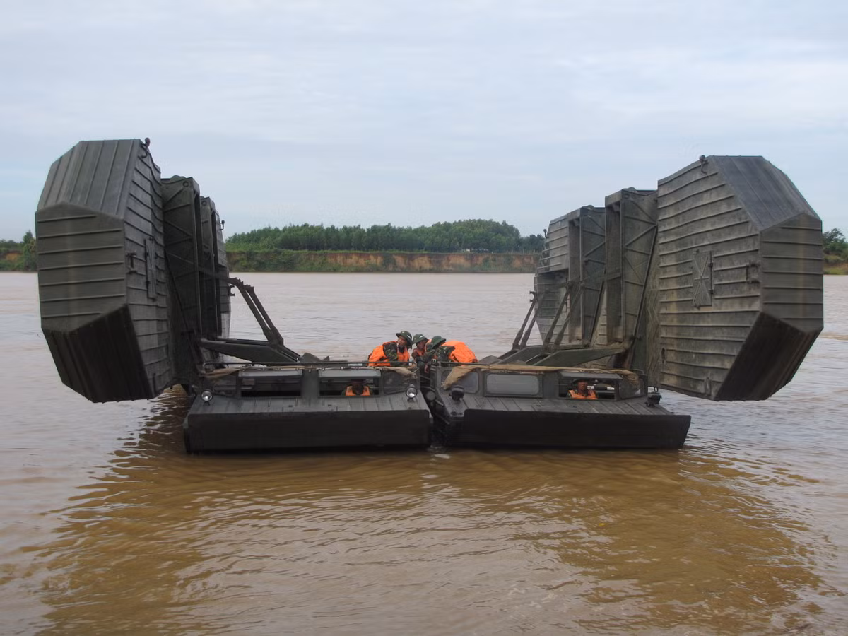 Theo đó các phương tiện cơ giới công binh này được thiết kế để giúp các đơn vị tăng thiết giáp hay cả bộ binh cơ giới vượt qua các chướng ngại nước nhanh hơn và an toàn hơn. Bản thân các phương tiện này cũng có thể vận chuyển cùng lúc nhiều loại phương tiện khác nhau từ xe tăng, xe bọc thép cho đến các phương tiện cơ giới. Nguồn ảnh: Hùng Cường/TTO.