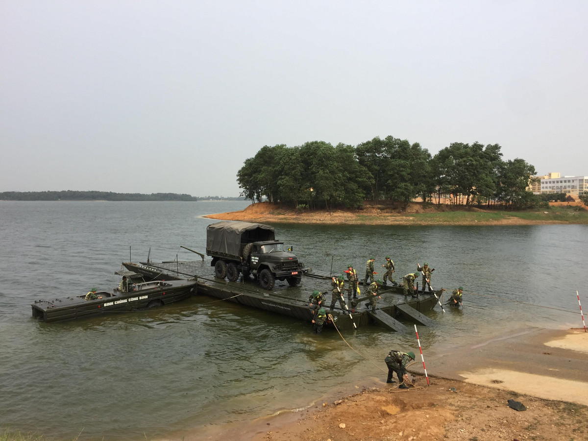 Mỗi mảng cầu phao PMP có chiều dài 6,7 m, rộng 7,1 m. PMP gồm 32 mảng có thể ghép lại thành cây cầu dài 400 m, tải trọng tới 60 tấn. Quá trình lắp một cầu phao PMP dài 400m mất khoảng 30 phút, chính điều này khiến PMP tỏ ra lép vế trước GSP về khả năng cơ động. Nguồn ảnh: QĐND.