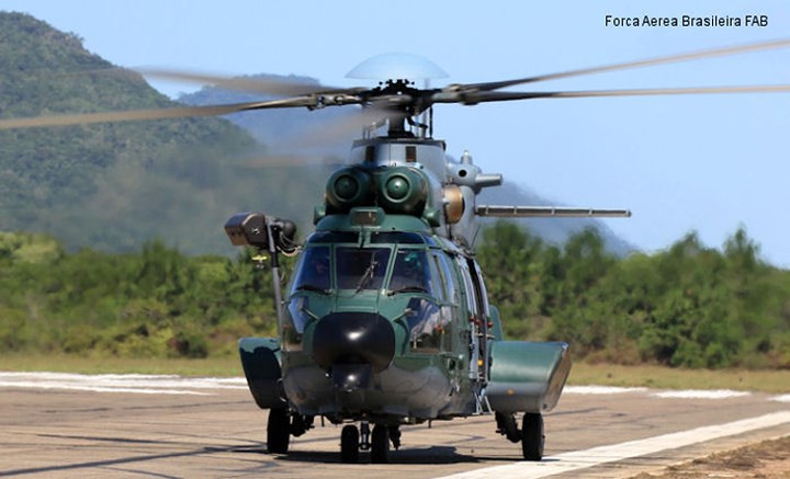 Phi hành đoàn trên trực thăng EC-725 có thể gồm 1 đến 2 người, tùy mục đích của nhiệm vụ. Ảnh: helis.