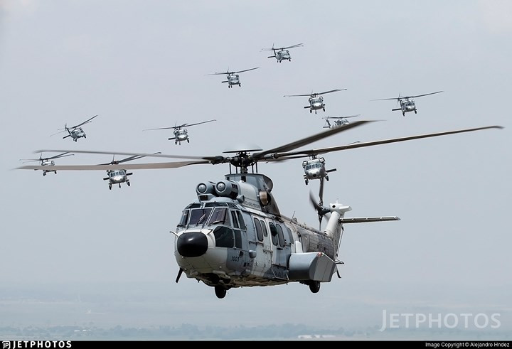 EC-725 Caracal có thể trang bị súng máy 7,62 mm gắn trên cửa sổ và các quả rocket 68mm.