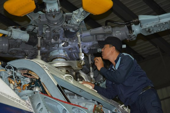 Mọi chi tiết, thông số kỹ thuật, trang thiết bị… trên máy bay đều được các anh kiểm tra kỹ càng và ghi chép lại một cách tỉ mỉ, cẩn thận. Sau kiểm tra, những chiếc máy bay đáp ứng đầy đủ điều kiện theo quy định được kéo ra chờ thực hiện nhiệm vụ.