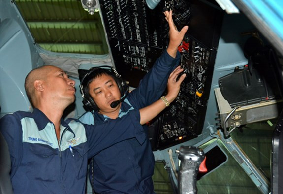 Nhân viên kỹ thuật kiểm tra cánh quạt chính, cánh quạt sau và các thông số trên buồng lái.