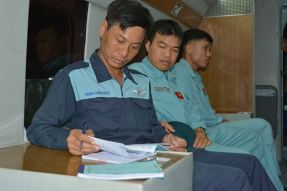 Ghi chép, kiểm tra các thông số kỹ thuật của máy bay. Mỗi máy bay có 5 quyển sổ theo dõi, gồm: Sổ máy bay động cơ, sổ thiết bị hàng không, sổ vô tuyến điện tử, sổ vũ khí hàng không và sổ chuẩn bị bay.