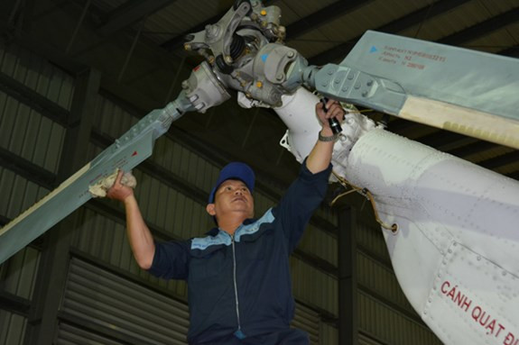 5 giờ 20 phút sáng, sau khi tiếp nhận thông tin từ trực ban các bộ phận báo về, chỉ huy Trung đoàn Không quân 917 báo cáo cấp trên theo quy định để xin phép bay. 6 giờ 20 phút sáng, sau khi được phép bay và hạ lệnh bay, chuyến bay đầu tiên trong ngày cất cánh. Dưới cánh bay, sông nước Cửu Long dần hiện ra trong mắt chúng tôi với bao kỳ thú.