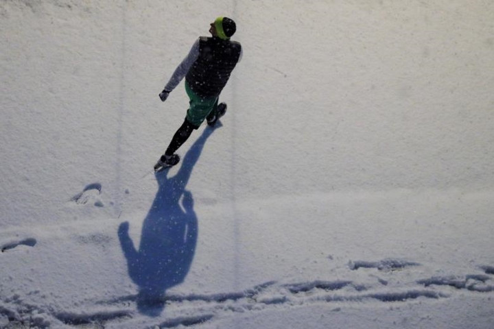 Khách bộ hành ở ngoại ô Medford, Massachusetts, nước Mỹ hôm 15/11.