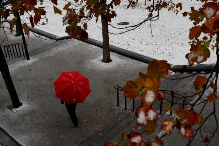 Một nhân viên đang đợi khách đến thăm khu vực trụ sở Quốc hội Mỹ ở Washington giữa tiết trời lạnh hôm 15/11.