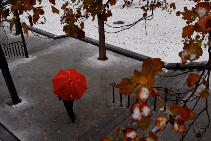 Một nhân viên đang đợi khách đến thăm khu vực trụ sở Quốc hội Mỹ ở Washington giữa tiết trời lạnh hôm 15/11.