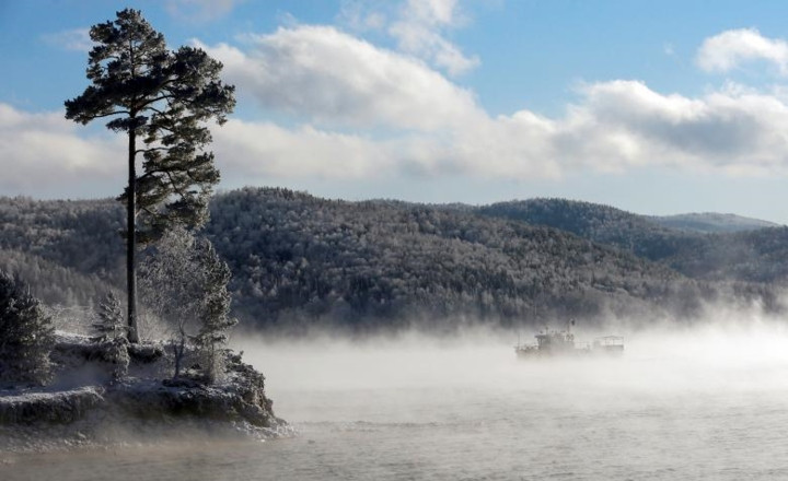Xuồng máy chạy dọc theo sông Yenisei ở khu vực rừng Taiga ở Siberia nước Nga lúc nhiệt độ không khí là âm 19 độ C.