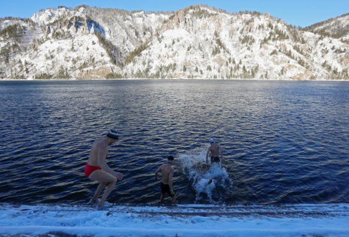 Các thành viên câu lạc bộ bơi đông Cá heo bước xuống dòng sông Yenisei, khi nhiệt độ không khí là âm 11 độ C vào hôm 16/11.
