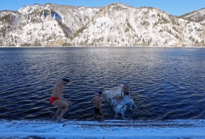 Các thành viên câu lạc bộ bơi đông Cá heo bước xuống dòng sông Yenisei, khi nhiệt độ không khí là âm 11 độ C vào hôm 16/11.