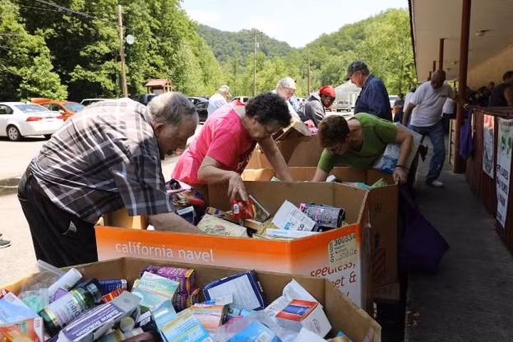 Các tổ chức khác giúp đỡ người nghèo bằng cách cung cấp rau củ quả giảm giá hoặc miễn phí hay các món đồ gia dụng.