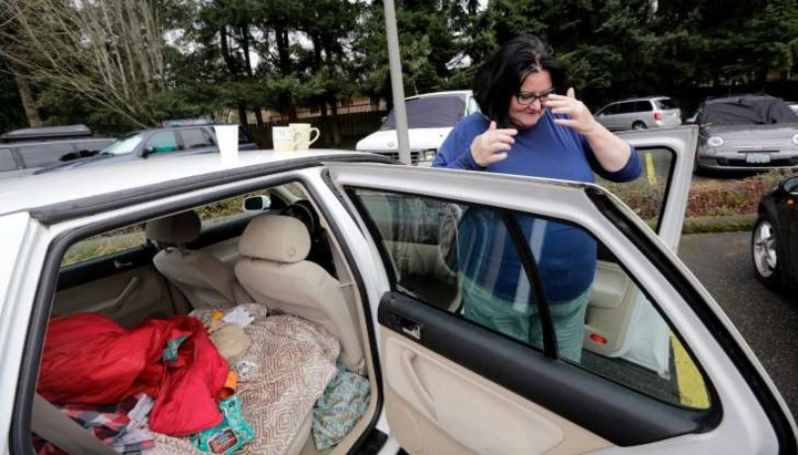 Chi phí giá cả ngày càng tăng, nhiều người buộc phải sống ở bất cứ đâu họ có thể. Ví dụ như người phụ nữ này biến chiếc xe ô tô thành "nhà".