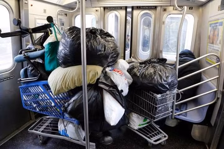 Những người vô gia cư ở các thành phố thường tận dụng các không gian công cộng như trên toa tàu điện ngầm thay vì dựng lều ở nơi nào đó do các quy định chặt chẽ.