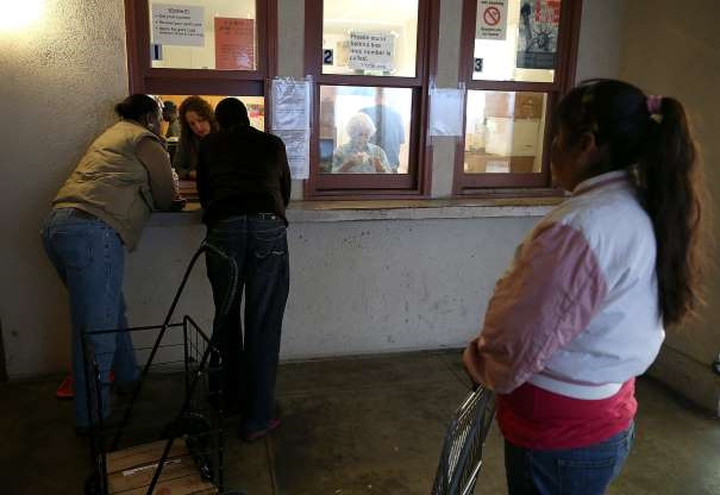 Rất nhiều tổ chức phi lợi nhuận địa phương đã cung cấp cho các cộng đồng người nghèo bữa ăn miễn phí.