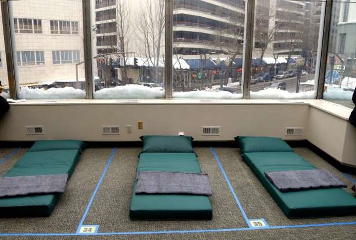 Một vài thành phố đã lập những khu trú ẩn tạm thời cho những tháng mùa đông giá rét.