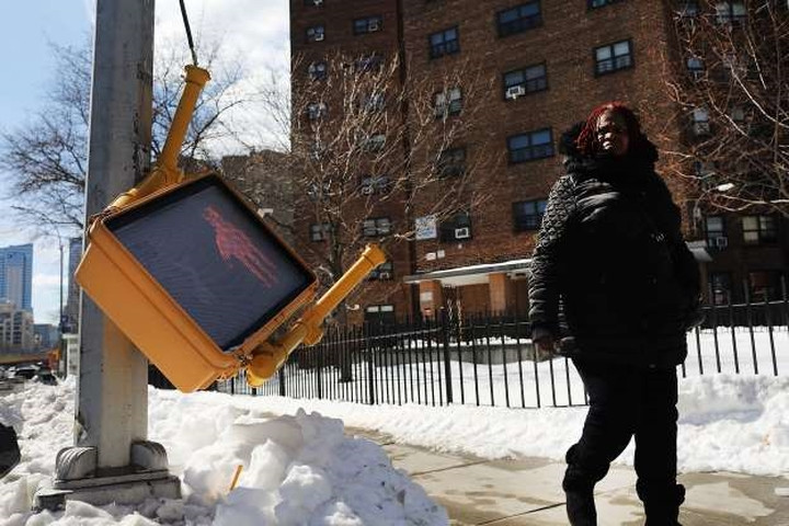 Mặc dù các khu nhà công cộng có thể được coi là giải pháp lâu dài để cung cấp nơi ở cho những người vô gia cư, nhưng các vấn đề như xuống cấp và mất kiểm soát ở những khu nhà như thế này lại đang tăng mạnh.
