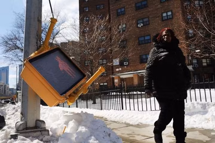 Mặc dù các khu nhà công cộng có thể được coi là giải pháp lâu dài để cung cấp nơi ở cho những người vô gia cư, nhưng các vấn đề như xuống cấp và mất kiểm soát ở những khu nhà như thế này lại đang tăng mạnh.