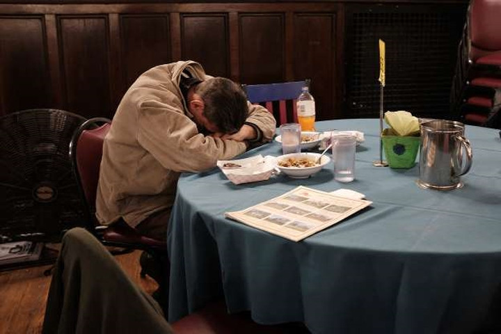 Một số khu lều trú tạm dành cho người vô gia cư cũng thường cung cấp bữa tối miễn phí.