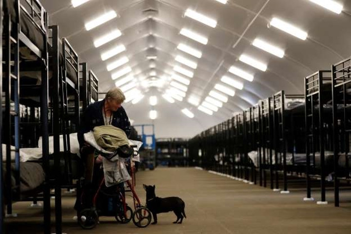 Thành phố Portland đã tạo một khu tạm trú như thế này sau khi một người phụ nữ vô gia cư cùng với đứa trẻ còn ẵm ngửa được phát hiện đã chết ở một bến xe buýt hồi năm ngoái.