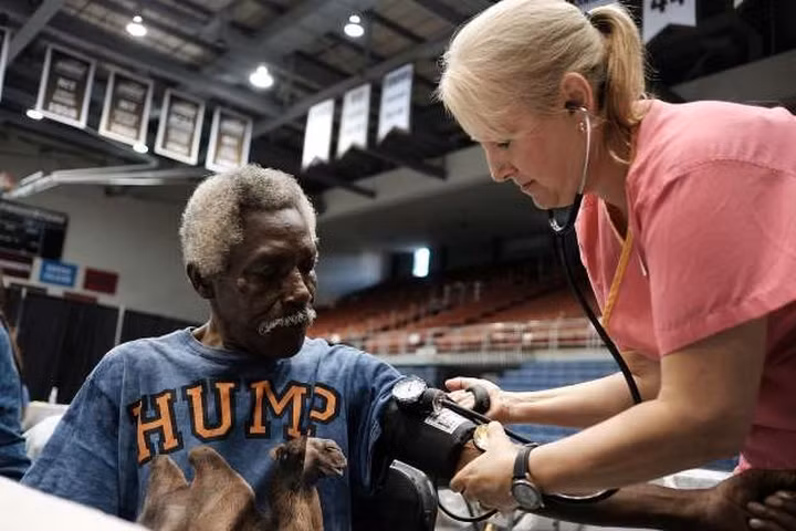 Những năm gần đây, việc đẩy mạnh triển khai các nhóm y tế lưu động và miễn phí đã giúp những cộng đồng người nghèo và bị cô lập được tiếp cận dịch vụ chăm sóc sức khỏe.