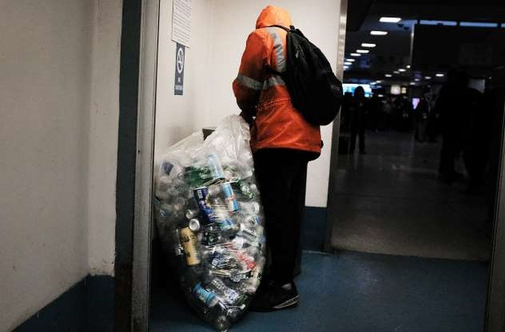 Một số người ở các thành phố có thể tìm kiếm các khoản thu nhập nhỏ từ việc thu nhặt các vỏ chai lọ. Dù nó có thể xoa dịu phần nào nhưng công việc này cũng mất thời gian và cũng có tính cạnh tranh.