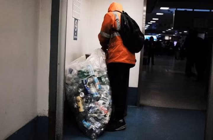 Một số người ở các thành phố có thể tìm kiếm các khoản thu nhập nhỏ từ việc thu nhặt các vỏ chai lọ. Dù nó có thể xoa dịu phần nào nhưng công việc này cũng mất thời gian và cũng có tính cạnh tranh.