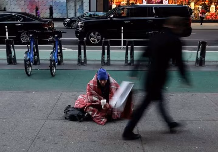 Nghèo đói tác động tới hầu hết mọi khía cạnh đời sống của nước Mỹ ở tất cả các bang, thành phố, bất chấp giới tính, độ tuổi, nghề nghiệp và giáo dục. Mặc dù những người sống trên đường phố là đáng chú ý nhất, vô gia cư chỉ là một trong những vấn đề của nghèo đói.