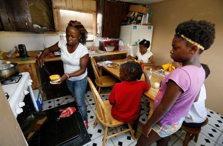 Những người nghèo nhất nước Mỹ sống trong nhiều điều kiện khác nhau phải phụ thuộc vào sự hỗ trợ từ các chương trình chính phủ và các nguồn lực địa phương để trang trải cho bản thân và gia đình. Họ phải làm việc nhiều giờ với thu nhập eo hẹp.