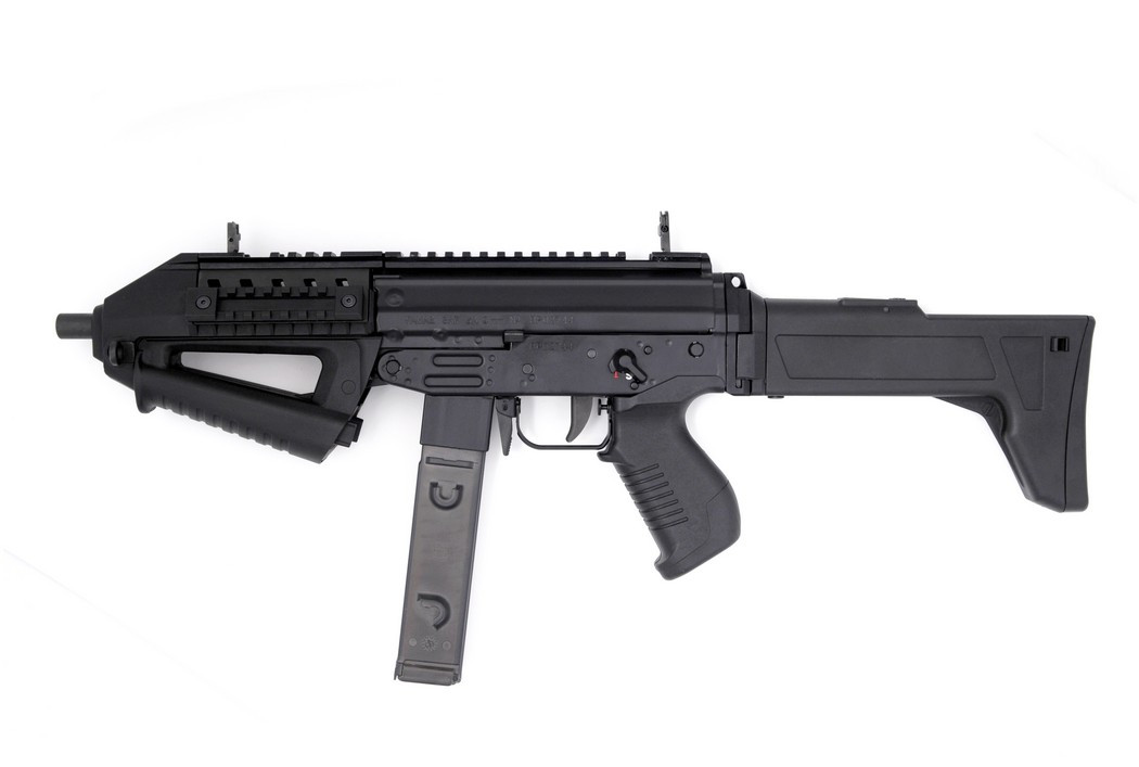 Súng FAMAE SAF có kích thước nhỏ gọn, hiện đại, tương thích cỡ đạn 9 x 19mm với chế độ bắn liên thanh hoặc bán tự động, lẫy chọn chế độ cũng điều chỉnh được từ hai bên. FAMAE SAF lắp hộp tiếp đạn cơ số 30 viên, tầm bắn hiệu quả khoảng 100m.