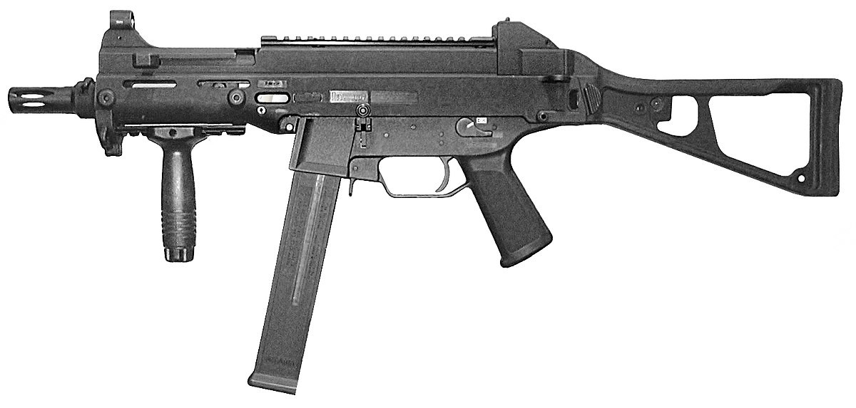 Tiểu liên Heckler &amp; Koch UMP sử dụng hộp tiếp đạn 25 - 30 viên, tầm bắn hiệu quả khoảng 100m. Khẩu tiểu liên này được đánh giá khá cao về mặt thiết kế cũng như hiệu suất chiến đấu.