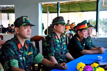 Đến chỉ đạo và tham quan buổi diễn tập có Đại tá Phạm Văn Thuận, Phó Tham mưu trưởng Quân khu 7; các đồng chí Thủ trưởng Bộ Tư lệnh TP.HCM và lãnh đạo một số địa phương của thành phố. Hình ảnh Thủ trưởng Bộ Tham mưu Quân khu 7 và Bộ Tư lệnh Thành phố chỉ đạo diễn tập