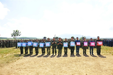 Thủ trưởng Bộ Tư lệnh Thành phố tặng quà động viên các đơn vị tham gia diễn tập