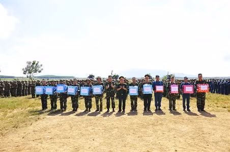 Thủ trưởng Bộ Tư lệnh Thành phố tặng quà động viên các đơn vị tham gia diễn tập