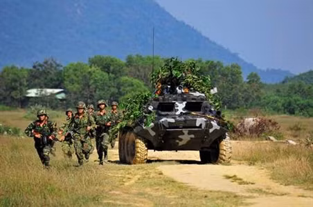 Bộ binh hiệp đồng thiết giáp truy kích địch