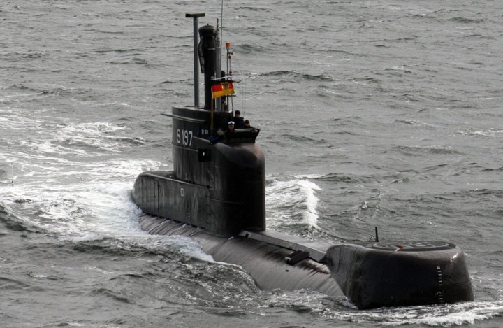 Kích thước nhỏ gọn, khả năng hoạt động cực êm giúp tàu ngầm này có thể lẻn vào những nơi được bảo vệ kỹ càng. Type-206 có lượng giãn nước khi lặn là 498 tấn, vũ khí chính gồm 8 ống phóng ngư lôi. Từ năm 2011, tàu ngầm Type-206 được cho nghỉ hưu để thay thế bằng loại Type-212. Ảnh: Seaforces.