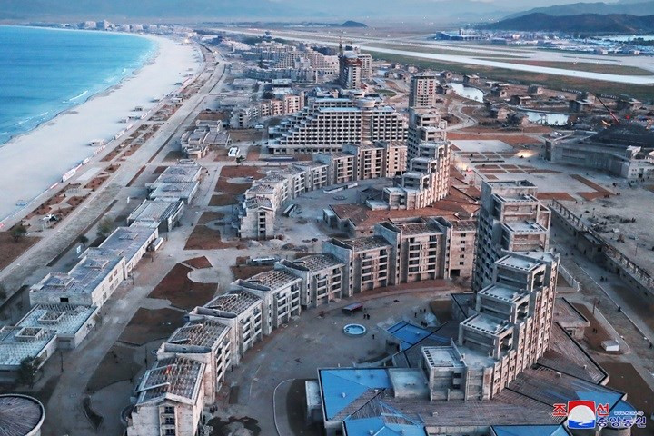 Hình ảnh ấn tượng lúc chiều tối về dự án du lịch đang xây dựng của Triều Tiên.