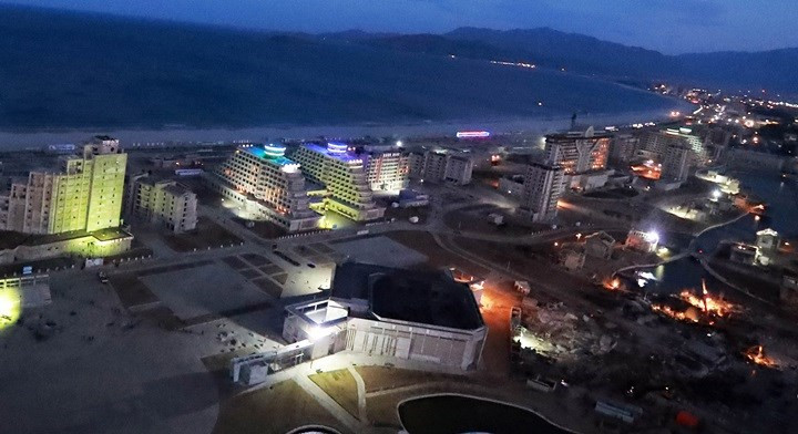 Hình ảnh đèn điện lung linh về đêm tại khu du lịch Wonsan-Kalma đang trong quá trình xây dựng.