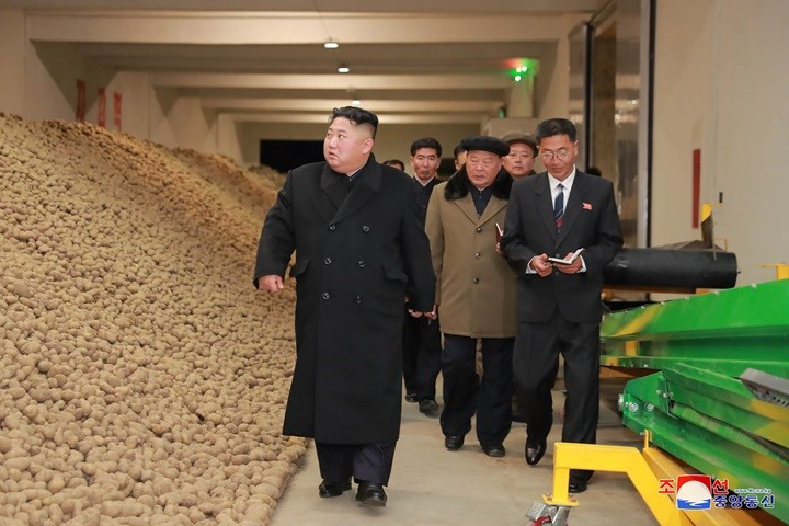 Lãnh tụ Triều Tiên thị sát bên trong các tòa nhà được xây dựng tại đây. Ông Kim còn là Tư lệnh tối cao của Quân đội Nhân dân Triều Tiên.