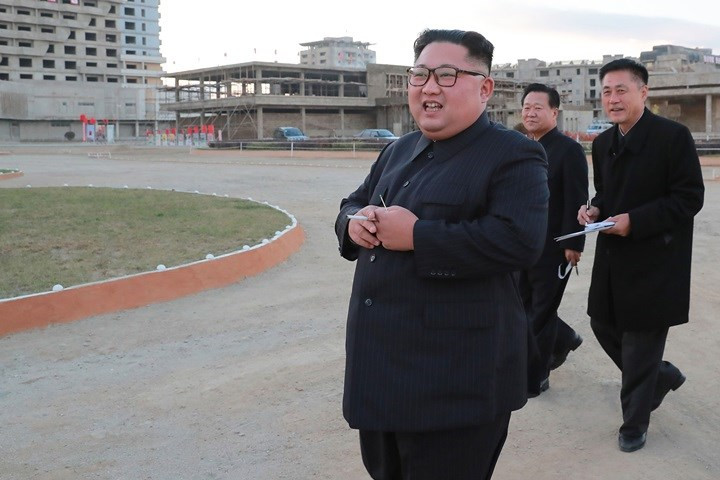 Tháp tùng ông Kim Jong-un trong chuyến thăm này còn có các lãnh đạo cao cấp khác như ông Choe Ryong-hae, Jo Yong-won, Kim Yong-su, Kim Chang-son, và Ma Won-chun.