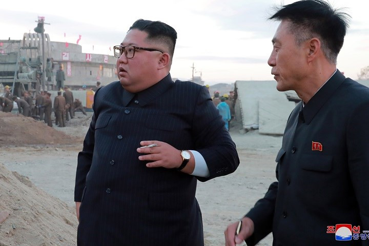 Ông Kim Jong-un còn chỉ đạo giới chức địa phương về việc xây thêm chỗ chơi game, sân vận động đa năng, và rạp chiếu phim bên trong khu du lịch này cũng như lên kế hoạch xây công viên nước quy mô lớn ở lô đất trống giữa đường bờ biển và sân bay.