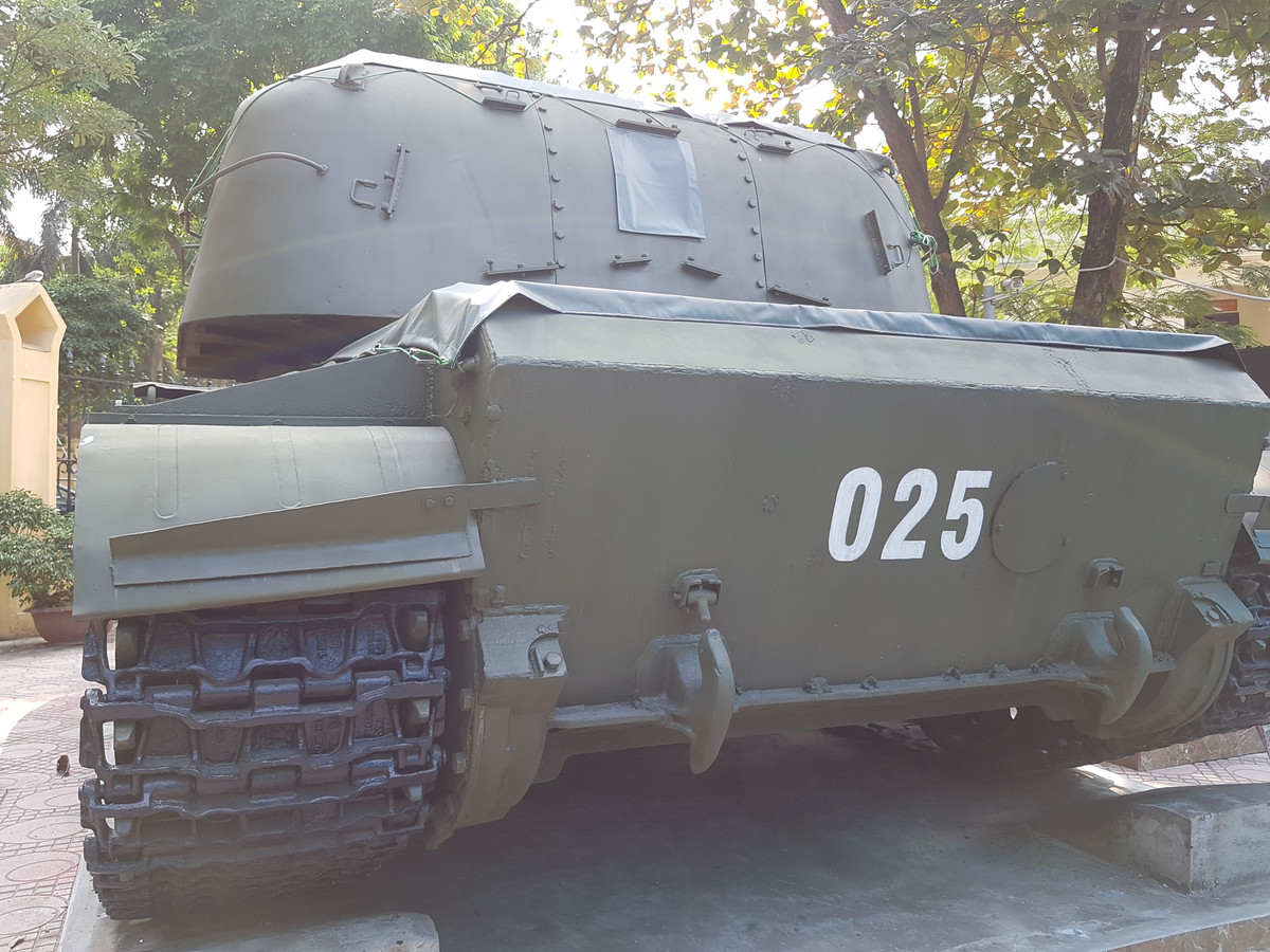 Cận cảnh phía sau đuôi của ZSU-57-2 của Việt Nam với thiết kế không khác gì mấy so với xe tăng T-54.